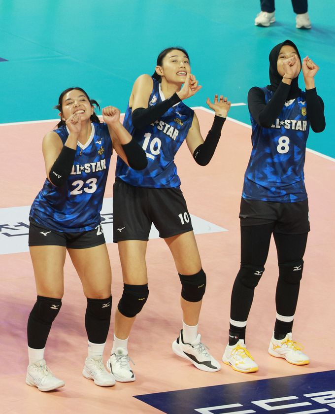 27일 오후 인천 부평구 인천삼산월드체육관에서 열린 프로배구 '2023-2024 도드람 V리그 올스타전'에서 폰푼,김연경,메가가 댄스 세리머니를 선보이고 있다.    연합뉴스