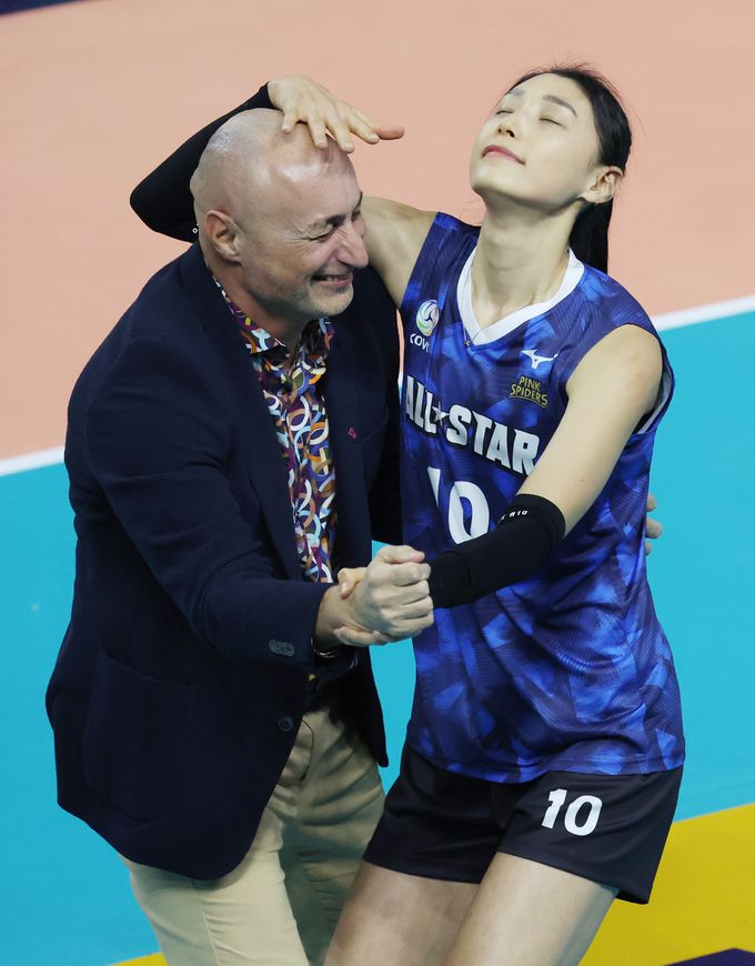 27일 오후 인천 부평구 인천삼산월드체육관에서 열린 프로배구 '2023-2024 도드람 V리그 올스타전' K-스타와 V-스타의 여자부 경기에서 V-스타 마르첼로 아본단자 흥국생명 감독과 김연경이 득점 후 춤을 추고 있다.   뉴스1