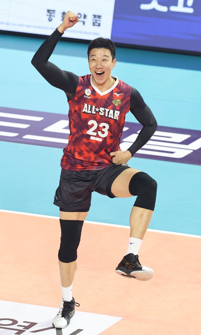 27일 오후 인천 부평구 인천삼산월드체육관에서 열린 프로배구 도드람 2023~2024 V-리그 올스타전, K-스타 신영석이 세레머니를 하고 있다.    뉴시스