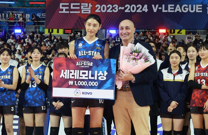27일 오후 인천 부평구 인천삼산월드체육관에서 열린 프로배구 '2023-2024 도드람 V리그 올스타전'에서 V-스타 김연경과 아본단자 감독이 세리머니상을 받은 뒤 기념촬영을 하고 있다.   연합뉴스