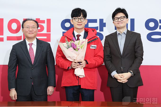 지난 8일 서울 여의도 국회에서 열린 인재영입위원회 입당 및 영입환영식에서 박충권 박사(가운데)가 한동훈 비상대책위원장(오른쪽)과 윤재옥 원내대표(왼쪽)와 함께 기념촬영을 하고 있다. 국민의힘 제공