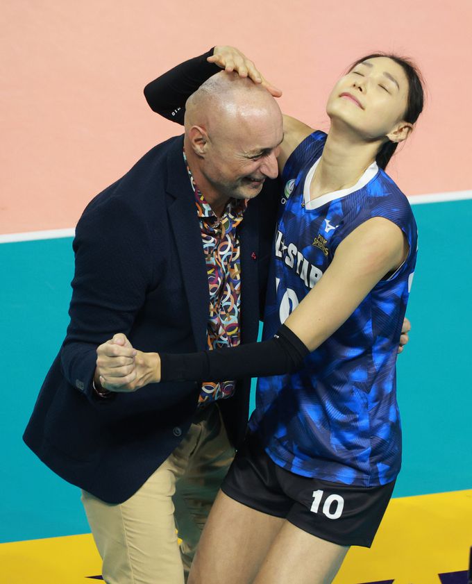 27일 오후 인천 부평구 인천삼산월드체육관에서 열린 프로배구 '2023-2024 도드람 V리그 올스타전'에서 V-스타 김연경과 아본단자 감독이 댄스 세리머니를 선보이고 있다.   연합뉴스