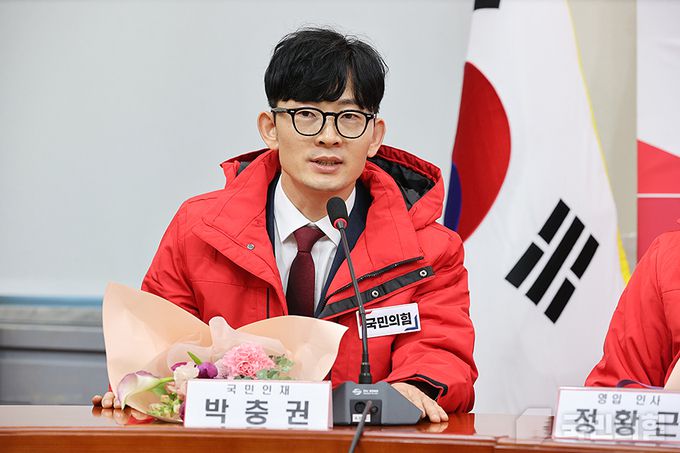 지난 8일 서울 여의도 국회에서 열린 인재영입위원회 입당 및 영입환영식에서 박충권 박사(가운데)가 인사말을 하고 있다. 국민의힘 제공