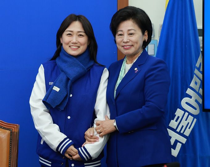 남인순 더불어민주당 의원(오른쪽)이 29일 오전 서울 여의도 국회에서 열린 당 인재영입식에서 12호 인재인 백승아 전 교사에게 목도리를 선물한 후 기념촬영을 하고 있다. 뉴시스