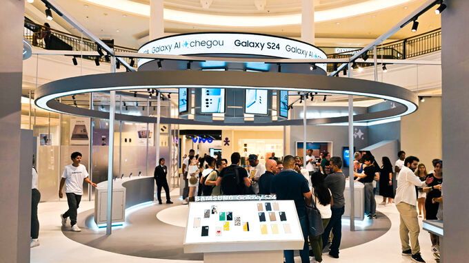 17일 브라질 상파울루에 위치한 ‘갤럭시 S24 시리즈’ 체험 공간에서 현지 소비자들이 제품을 체험하는 모습. 삼성전자 제공