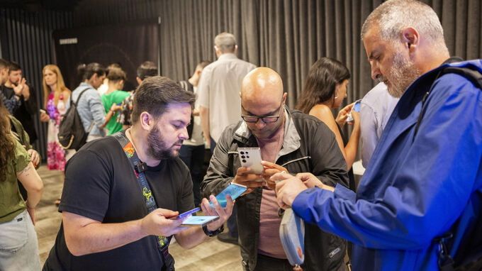 17일 아르헨티나 부에노스아이레스에 위치한 ‘갤럭시 S24 시리즈’ 체험 공간에서 현지 미디어들이 제품을 체험하는 모습. 삼성전자 제공