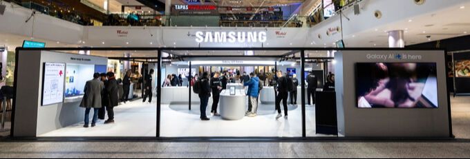 19일 영국 런던 웨스트필드 쇼핑몰에 마련된 ‘갤럭시 S24 시리즈’ 체험 공간에서 현지 소비자들이 제품을 체험하는 모습. 삼성전자 제공