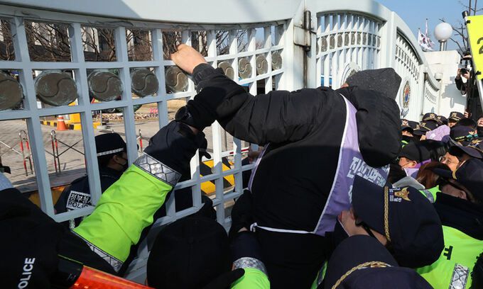 10.29 이태원 참사 유가족들이 30일 서울 종로구 정부서울청사 앞에서 이태원참사 특별법 공포 촉구 및 거부권 반대 기자회견을 하던 중 국무회의에서 특별법 거부권이 의결되자 경찰과 충돌하고 있다. 뉴스1