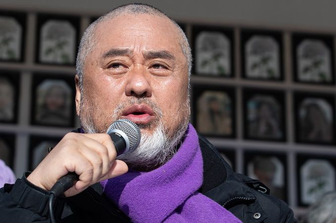 이정민 10·29 이태원 참사 유가족협의회 운영위원장이 지난 30일 서울광장에 마련된 합동분향소 기자간담회에서 ‘이태원 참사 특별법’ 국무회의 심의 결과에 대한 유가족 입장을 밝히고 있다. 뉴스1