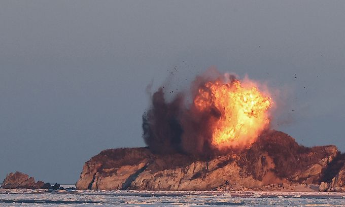 북한이 지난 30일 조선 서해상에서 전략순항미사일 '화살-2형' 발사 훈련을 진행했다고 조선중앙통신이 31일 보도했다. 조선중앙통신·연합뉴스