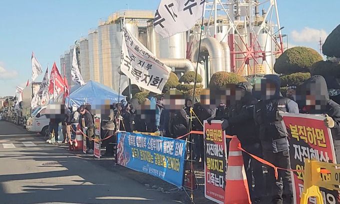 지난달 23일 민주노총 화물연대 울산 울주지부 조합원들이 울산 남구 한국알콜산업 공장 앞에서 집회를 하고 있다. 이보람 기자