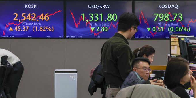 1일 서울 중구 하나은행 본점 딜링룸 현황판에 코스피, 원·달러 환율, 코스닥 지수가 표시돼 있다. 연합뉴스