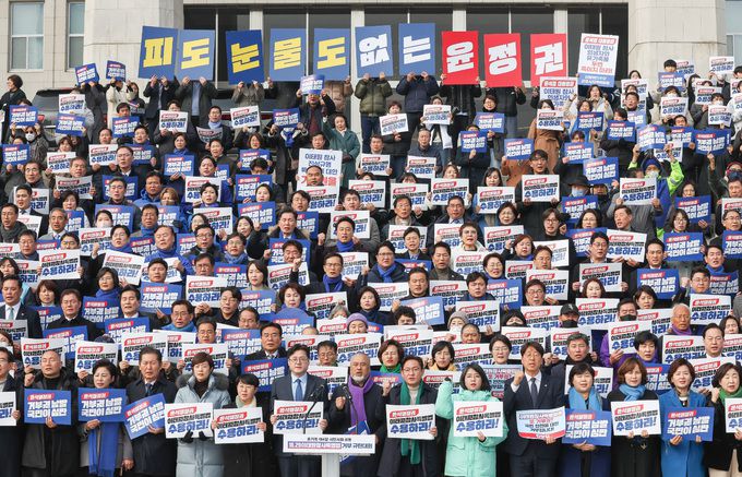 1일 서울 여의도 국회 본청 계단 앞에서 유가족∙야4당∙시민사회 공동 10.29 이태원참사특별법 거부 규탄대회가 열린 가운데 참석자들이 구호를 외치고 있다.