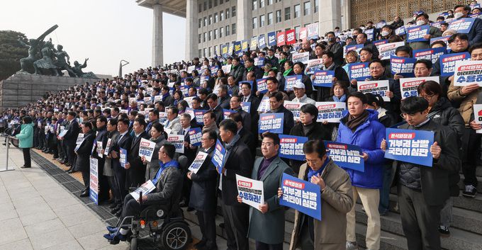 1일 서울 여의도 국회 본청 계단 앞에서 유가족∙야4당∙시민사회 공동 10.29 이태원참사특별법 거부 규탄대회가 열리고 있다.