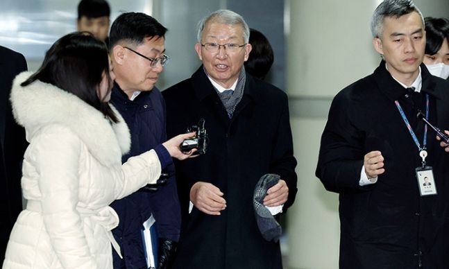 양승태 전 대법원장(가운데)이 지난 1월26일 서울 서초구 서울중앙지방법원에서 열린 이른바 ‘사법행정권 남용’ 혐의 1심 재판에서 47개 혐의 모두 무죄를 선고받은 뒤 밝은 표정으로 취재진의 질문에 답하고 있다. 뉴시스