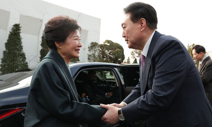 지난 2023년 12월29일 윤석열 대통령이 서울 한남동 관저에서 박근혜 전 대통령과 오찬을 마친 뒤 배웅하고 있는 모습. 대통령실 제공