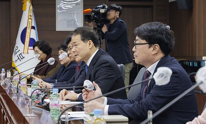 김영호 통일부 장관이 지난달 29일 서울 종로구 정부서울청사에서 ‘북한이탈주민의 날’ 제정 관련 민간 단체 간담회를 갖고 있다.  연합뉴스