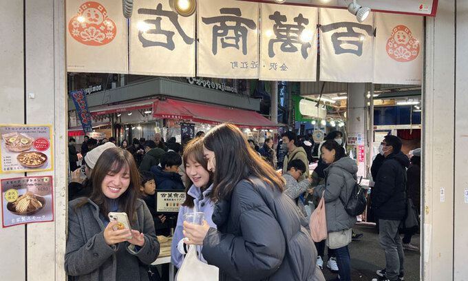 오미초 시장. 지역 재료, 세계 각국의 퓨전이 어우러진 먹을거리를 위해 줄을 선다. 시장 안팎의 많은 식당에서 매일 신선한 재료로 맛 좋은 요리를 제공한다.