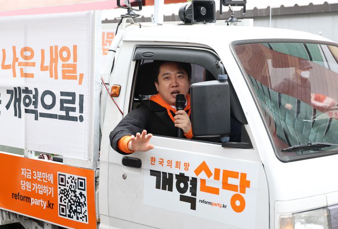 3일 오후 대구 서문시장에서 개혁신당 이준석 대표와 양향자 원내대표 등 당 지도부가 시민들과 만나 정책을 홍보하고 있다.    연합뉴스