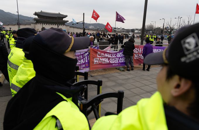 10·29 이태원 참사 유가족협의회·시민대책회의 관계자들이 3일 오후 서울 중구 서울광장에 마련된 분향소 앞에서 열린 ‘국민의힘·윤석열 정권 심판 대행진’에서 정부서울청사로 행진을 마친 후 펜스에 현수막을 설치하고 있다.  뉴스1