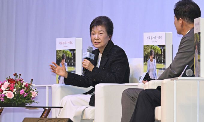 박근혜 전 대통령이 5일 대구 수성구 인터불고호텔에서 열린 '박근혜 회고록 출간기념 저자와의 대화'에서 발언 중 웃고 있다. 공동취재사진