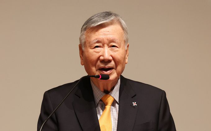 이중근 부영그룹 회장이 5일 서울 중구 부영빌딩에서 열린 시무식에서 신년사를 하고 있다. 연합뉴스