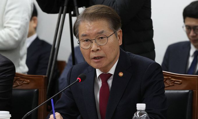 이정식 고용노동부장관이 6일 서울 종로구 경사노위 대회의실에서 열린 제13차 경제사회노동위원회 본위원회에서 인사말을 하고 있다. 공동취재사진