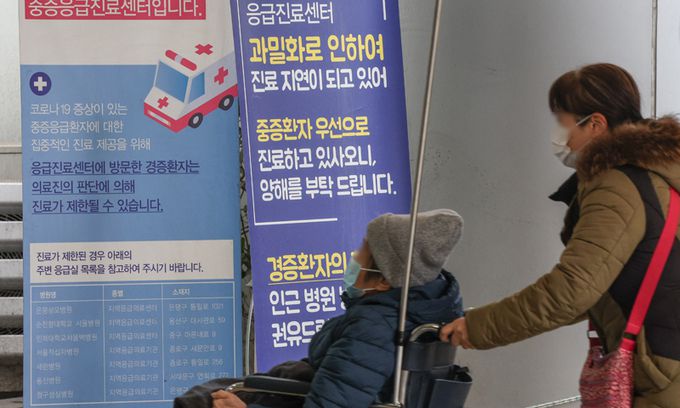 응급진료센터 과밀화 진료지연 정부가 의대 정원 확대를 논의 중인 6일 서울의 한 대형병원 응급진료센터에 과밀화로 인한 진료 지연 관련 안내문이 놓여 있다. 최상수 기자