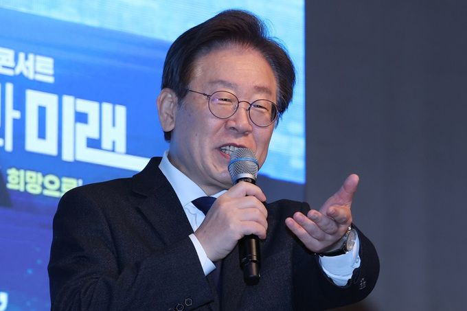 이재명 더불어민주당 대표가 5일 오후 광주 서구 김대중컨벤션센터에서 열린 민주당 영입인재 전국 순회 콘서트에서 인사를 하고 있다. 연합뉴스