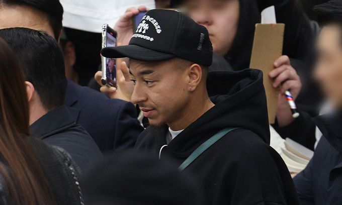 전 맨체스터 유나이티드 공격수이자 잉글랜드 대표팀 윙어였던 제시 린가드가 지난 5일 인천국제공항 2터미널을 통해 입국하고 있다. 린가드는 맨유 유스에서 성장해 1군까지 올라온 프랜차이즈 스타 출신으로 한때 맨유의 핵심 선수로 활약했다. 린가드는 지금까지 K리그에 입성했던 선수 중 이름값으로만 따지면 최고의 스타 플레이어로 꼽힌다. 뉴스1