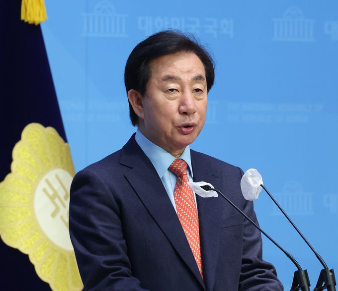 서울 강서을 예비후보인 김성태 전 자유한국당(국민의힘 전신) 원내대표가 7일 서울 여의도 국회 소통관에서 공천 심사 배제 관련 기자회견을 하고 있다. 뉴스1