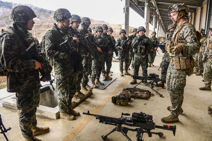 지난 6일 KMEP 연합훈련 간 한미 해병대 장병들이 화기를 소개하고 있다.
