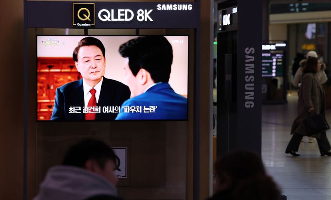 지난 7일 오후 서울 중구 서울역 대합실에서 시민들이 윤석열 대통령의 KBS 신년 대담 방송을 시청하고 있다. 뉴시스