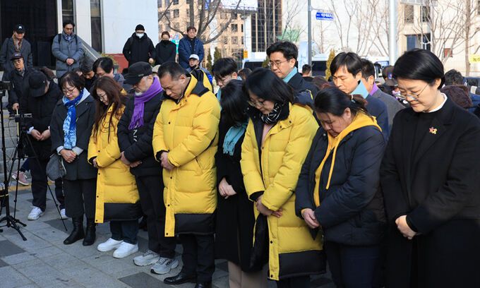 설날인 10일 서울시의회 앞 세월호 기억공간에서 열린 세월호참사 가족·시민 설 명절 합동차례에서 김종기 4.16세월호참사가족협의회 운영위원장 등 유가족들이 묵념하고 있다. 연합뉴스