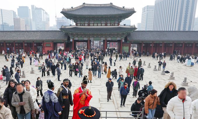 설 명절 연휴 사흘째인 11일 서울 종로구 경복궁이 나들이를 나선 시민들과 관광객들로 북적이고 있다. 뉴스1