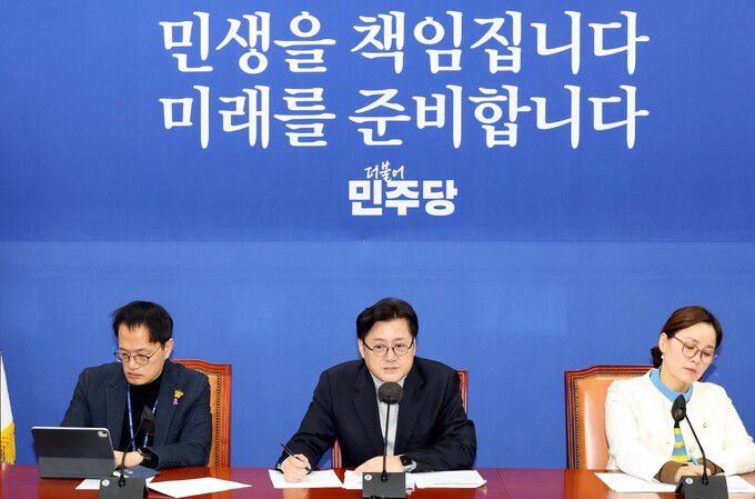 더불어민주당 홍익표 원내대표가 12일 서울 여의도 국회에서 설 민심 기자간담회를 하고 있다. 왼쪽부터 박주민 원내수석부대표, 홍 원내대표, 임오경 원내대변인.   서상배 선임기자