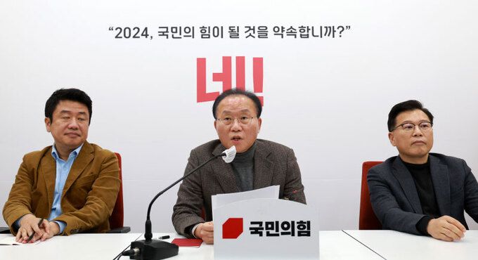 국민의힘 윤재옥 원내대표가 12일 서울 여의도 국회에서 설 민심 관련 기자간담회를 하고 있다. 왼쪽부터 유의동 정책위의장, 윤 원내대표, 이양수 원내수석부대표. 뉴시스