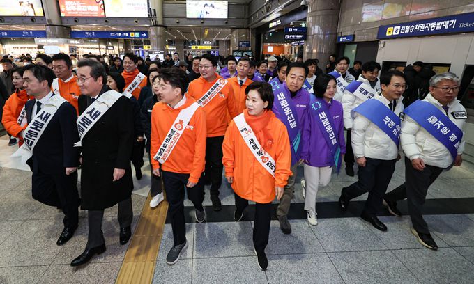 이준석 개혁신당 대표와 양향자 원내대표, 이낙연·김종민 새로운미래 공동대표, 금태섭·조성주 새로운선택 공동대표, 조응천·이원욱 원칙과상식 의원이 설 연휴 첫날인 9일 서울 용산역에서 귀성인사를 하기 위해 이동하고 있다. 뉴스1
