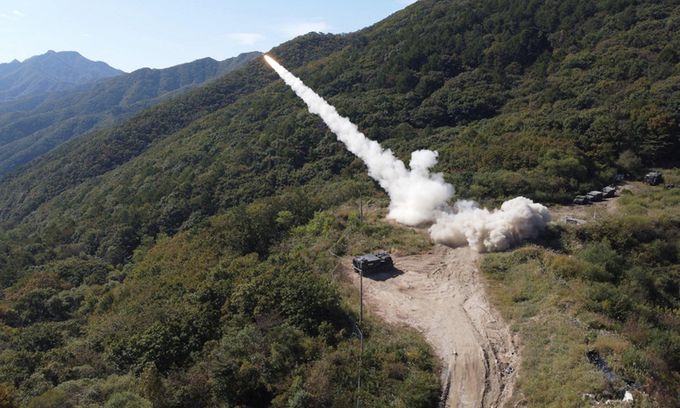지난 10월 21일 주한미군이 공개한 담터진지의 다연장로켓포(MLRS) 실사격 모습. 주한미군 제공