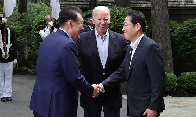 윤석열 대통령이 지난 2023년 8월 18일(현지시간) 메릴랜드주에 위치한 미국 대통령 별장 캠프 데이비드에서 한미일 정상회의에 앞서 조 바이든 미국 대통령, 기시다 후미오 일본 총리와 만나 인사를 나누고 있다. 공동취재사진