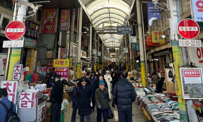 16일 부산 북구 구포시장. 점심시간을 맞아 식사를 하거나 장을 보러 온 부산 시민들로 북적이고 있다. 부산=김나현 기자