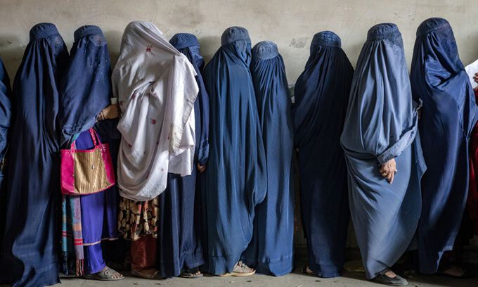 아프가니스탄 카불에서 여성들이 구호단체의 식량 배급을 기다리고 있다. AP연합뉴스