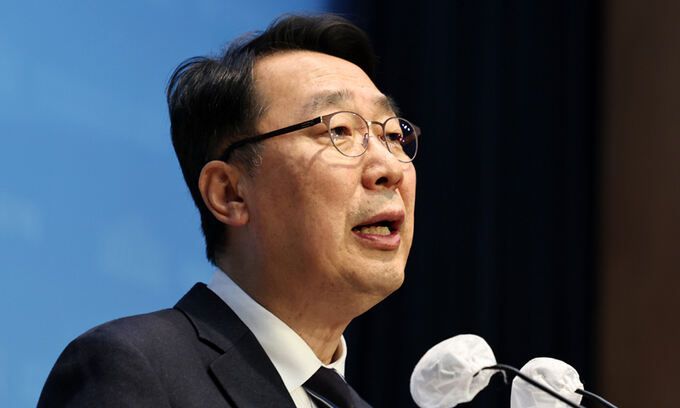 윤영찬 더불어민주당 의원이 20일 오후 서울 여의도 국회 소통관에서 공천 하위 10% 통보 관련 입장을 밝히고 있다. 뉴스1