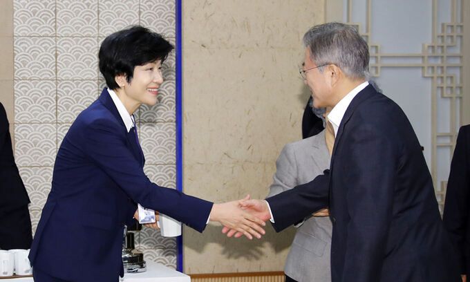 2018년 당시 김영주 고용노동부 장관(왼쪽)과 인사 나누는 문재인 대통령. 연합뉴스