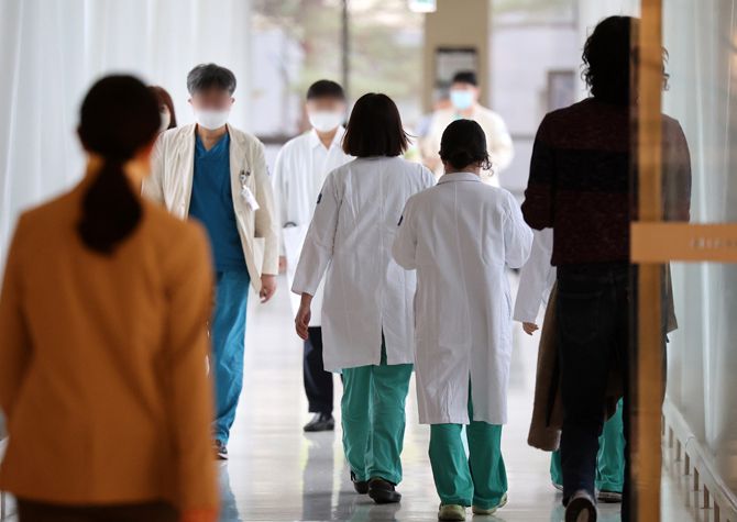 정부의 의대 정원 확대에 반발하는 전공의들의 집단 진료거부로 인한 의료대란이 우려되고 있는 21일 서울의 한 대학병원에서 의료진들이 이동하고 있다. 뉴스1