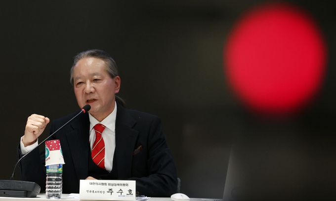 주수호 의대정원 증원 저지를 위한 대한의사협회 비상대책위원회 언론홍보위원장이 21일 서울 용산구 대한의사협회 회관에서 정례 브리핑을 하고 있다. 뉴스1