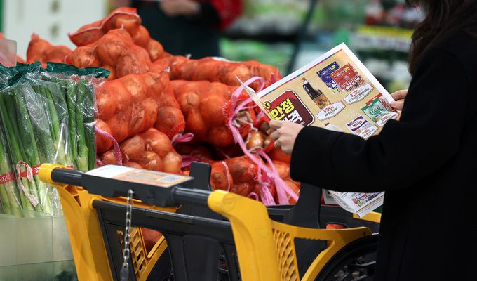 21일 오후 서울의 한 대형마트에서 한 시민이 특가 전단지를 살펴보고 있다. 뉴스1