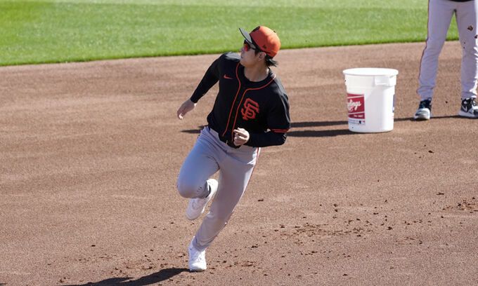 샌프란시스코 자이언츠의 이정후가 지난 19일(현지시각) 미 애리조나주 스코츠데일에서 열린 스프링캠프에 참여해 주루 훈련을 하고 있다. AP뉴시스