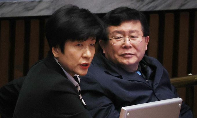 더불어민주당에서 의정활동 '하위 20% 통보'에 반발해 탈당한 김영주 의원이 23일 국회에서 열린 본회의에서 설훈 의원과 대화하고 있다. 연합뉴스