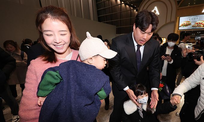 한화이글스로 이적한 류현진이 23일 인천국제공항에서 전지훈련지인 일본 오키나와로 출국에 앞서 가족들과 인사하고 있다. 뉴스1